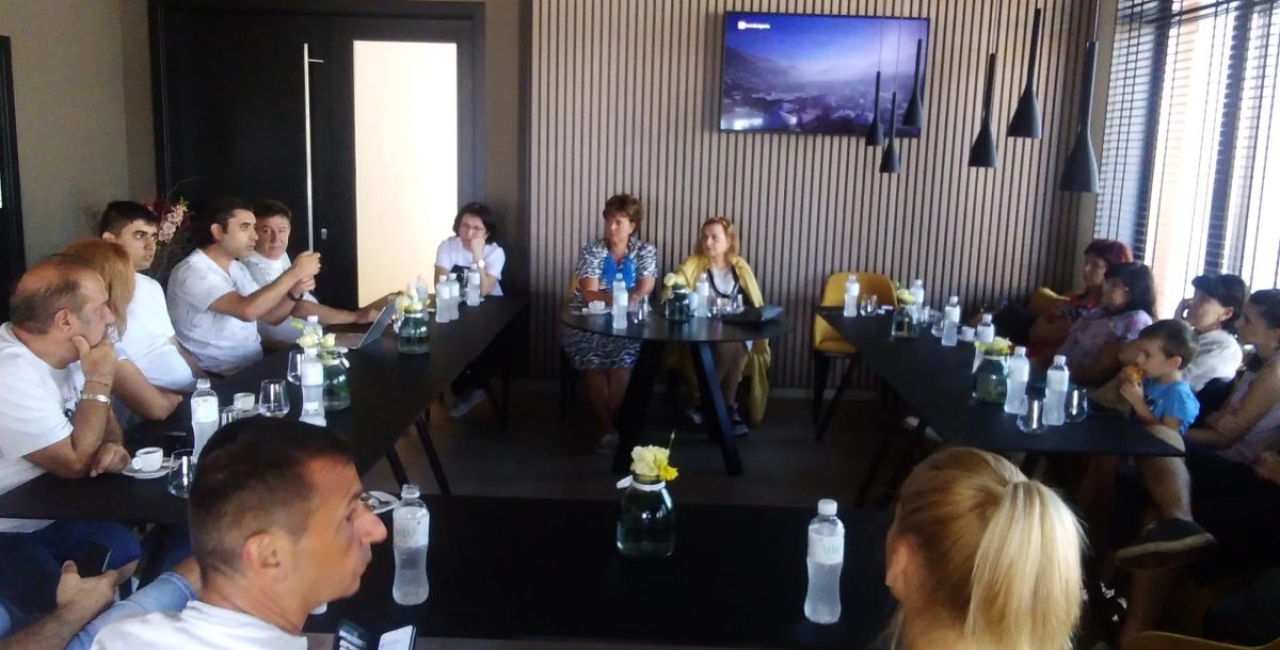 Среща между приятели в края на лятото